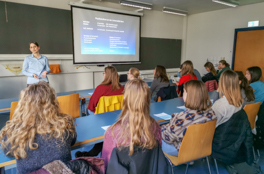 Mittelschülerineen am Schnuppertag in einem Schulzimmer hören gebannt zu