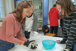 Zwei junge Frauen am Techday